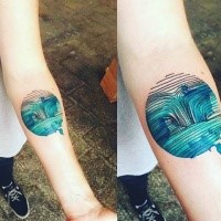 Círculo dado forma por Joanna Swirska tatuagem de antebraço de cachoeira