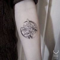Em forma de círculo bonito pintado por Zihwa tatuagem de flores e lua