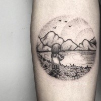 Tatuaggio avambraccio stile puntino a forma di cerchio della bambina sulla riva del lago con le montagne