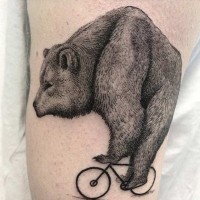 Tatuaje de oso grueso de circo en la bicicleta