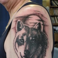Tatuaje en el brazo, lobo descolorido
