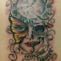 Tatuaje en la espalda, mitad chica mitad cráneo y reloj