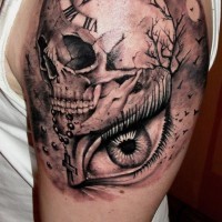 orologio con cranio e occhio tatuaggio sulla spalla