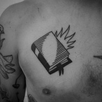Tatuaje en el pecho,  libro cerrado y llamas, dibujo pequeño negro blanco