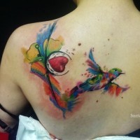 Tatuaje en la espalda, pájaro con manchas coloridas