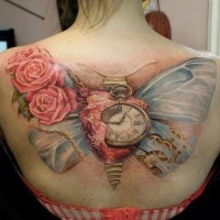 Tatuaje en la espalda,
mariposa grande, reloj y rosas
