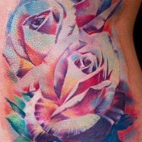Tatuaje en el costado, rosas pintorescas de varios colores