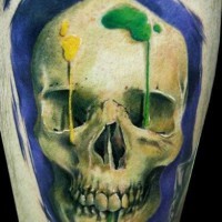 Tatuaggio grande colorato sul braccio con le macchia verde e gialla