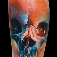Tatuaje en la pierna, cráneo sin la mandíbula inferior