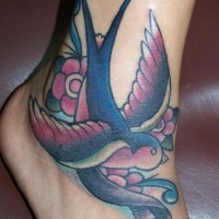 colorato uccello rondine tatuaggio su caviglia