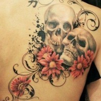 Farbige Tätowierung zwei Schädel und Blumen am Rücken