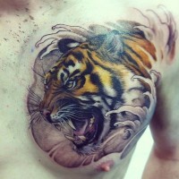 Farbiger Tiger im Wasser Tattoo an der Brust