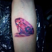 Tatuaje en el antebrazo, diamante rosado brillante