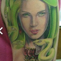 Tatuaje en el brazo,
Medusa Gorgona con serpientes verdes claras y collas precioso