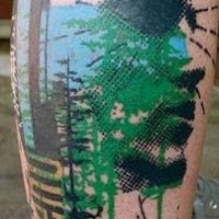Abstraktstil farbiger Unterschenkel Tattoo des menschlichen Gesichtes mit Wald