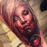 Tatuaje en el antebrazo,
mujer muerta empapada en sangre