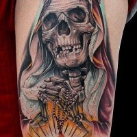 Colored big skeleton on queen tattoo on thigh with red heart