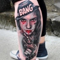Farbiges blutiges Bein Tattoo der Frau mit Pistole und Hut mit Schriftzug