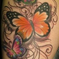 Tatuaje en la pierna, tres mariposas grandes con rizos