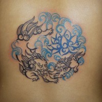 colorato cerchio cinese leone tatuaggio sulla schiena