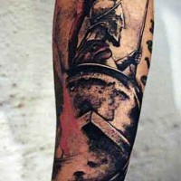 Farbiges Unterarm Tattoo im Vintage Stil mit spartanischem Krieger
