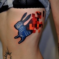 Tatuaggio stilizzato sul fianco la lepre colorato