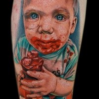 Farbiges im Horror Stil großes Unterarm Tattoo des kleinen Jungen mit blutiger Hand