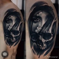Farbiges im Horror Stil schwarzweißes Schulter Tattoo mit Gesicht der Frau und Schädel