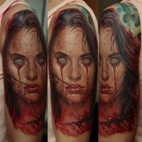 Farbiges im Horror Stil blutiges Porträt der Frau Tattoo an der Schulter