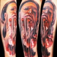Horrorstil gruselig aussehend farbiger Unterschenkel Tattoo des unheimlichen Gesichtes