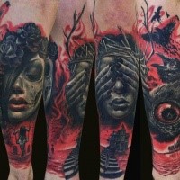 Horrorstil gruselig aussehend farbiger Arm Tattoo des mystischen weiblichens Gesichtes mit Krauler und verdammtes Pferd