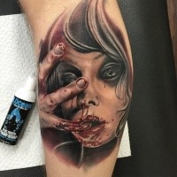 Horrorstil unheimlich aussehend farbiger Tattoo des verfluchten weiblichen Gesichtes