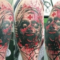 Horrorstil gruselig aussehend farbiger Oberschenkel Tattoo der verfluchten Krankschwester mit verschiedenen Verzierungen
