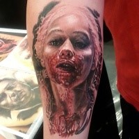 Horrorstil gruselig aussehend farbiger Unterarm Tattoo des weiblichen Gesichtes