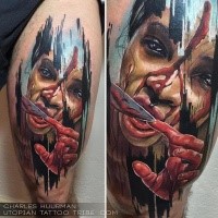 Farbiges im Horror Stil gruselig aussehendes Oberschenkel Tattoo der blutigen Frau mit Nacht