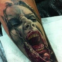 Horrorstil gruselig aussehend farbiger Unterarm Tattoo des monströsen weiblichen Gesichtes