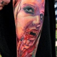 Farbiges im Horror Stil unglaublich aussehendes Unterarm Tattoo mit Porträt der blutigen Frau Vampir