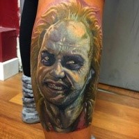 Farbiges im Horror Stil realistisch aussehendes Bein Tattoo mit Porträt des bösen Monsters