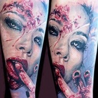 Horrorstil farbiger Tattoo des weiblichen Gesichtes