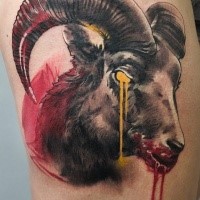 Farbiges im Horror Stil erschreckendes Oberschenkel Tattoo mit blutigem Ziegenkopf