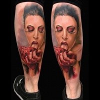 Horrorstil farbiger kleinteiliger Unterschenkel Tattoo der verdammten Frau mit menschlichem Herz