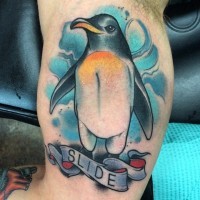 Tatuaje en el brazo,
diseño multicolor, pingüino con cinta