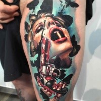 Farbiges großes Oberschenkel Tattoo von Frau mit blutiger Pistole und Schmetterlingen