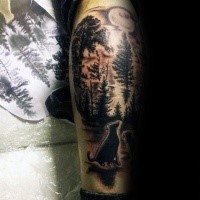 Farbiges Bein Tattoo mit der Katze im dunklen Wald