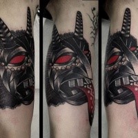 Farbiges mystisch aussehendes Bizeps Tattoo mit dämonischem Gesicht