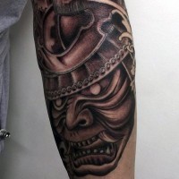 Farbiges Oldschool farbiges Unterarm Tattoo mit mystischer Samuraimaske