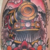Tatouage coloré de jambe de style portrait de train à vapeur avec lettrage et fleur