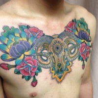 Farbiges Ramm-Tattoo mit verschiedenen Blumen