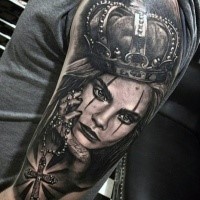 Farbiges realistisch aussehendes Schulter Tattoo der Frau mit Krone und Kreuz