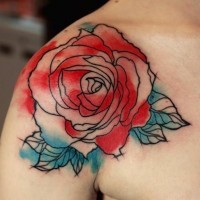 Tatuaggio colorato sul deltoide la rosa colorata